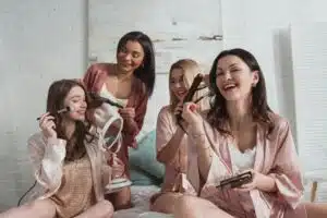Hair Style Party - Husby Freundinnen beim Schminken und Frisieren mit Lockenstäben auf einer Junggesellenparty