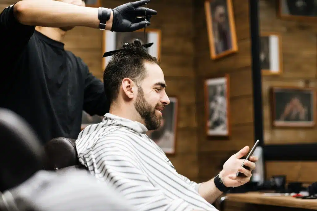 Warum Du besser zum Friseur als zum Barbier gehen solltest, insbesondere wenn Du keine Bart trägst.