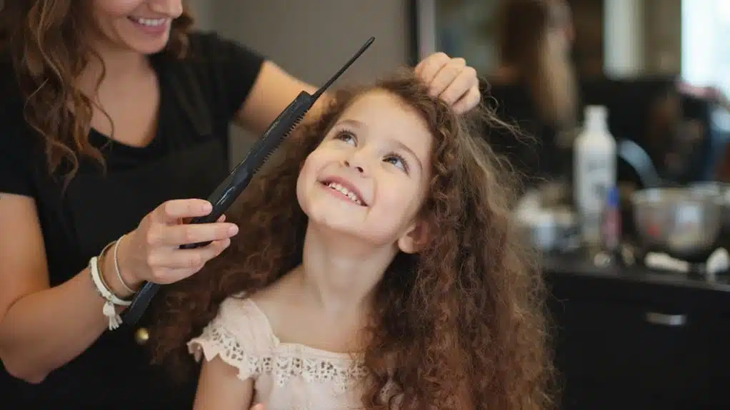 Die Haare für Hochsteckfrisuren bei Kinder vorbereiten