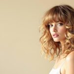 Haartrends 2025: Zerzauste Locken mit Fransen-Look