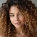 Natürliche Wellen, XXL Locken und Bronde prägen die Haartrends 2025