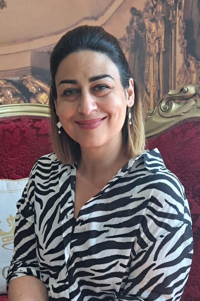 Sanaz Oroumchi, Servicefee