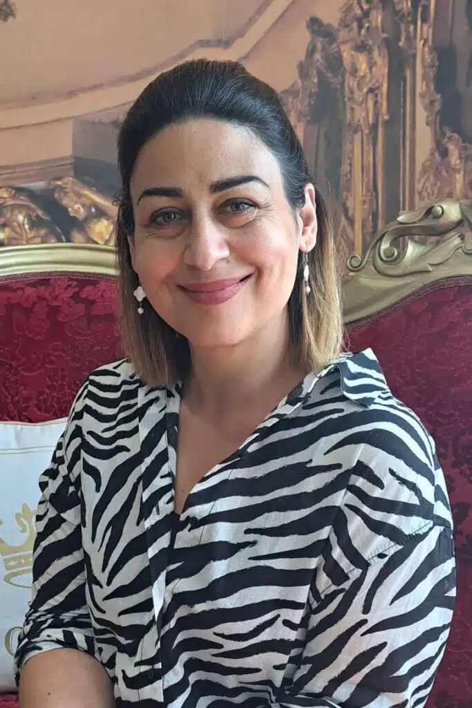 Sanaz Oroumchi, Servicefee