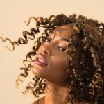 Hitzefrei Locken: Wie du den TikTok-Trend ohne Tools hinbekommst