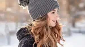stylische Winter-Mützen-Frisuren