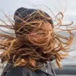 Mütze, Wind & Ostseeluft: Winterhaarpflege in Flensburg