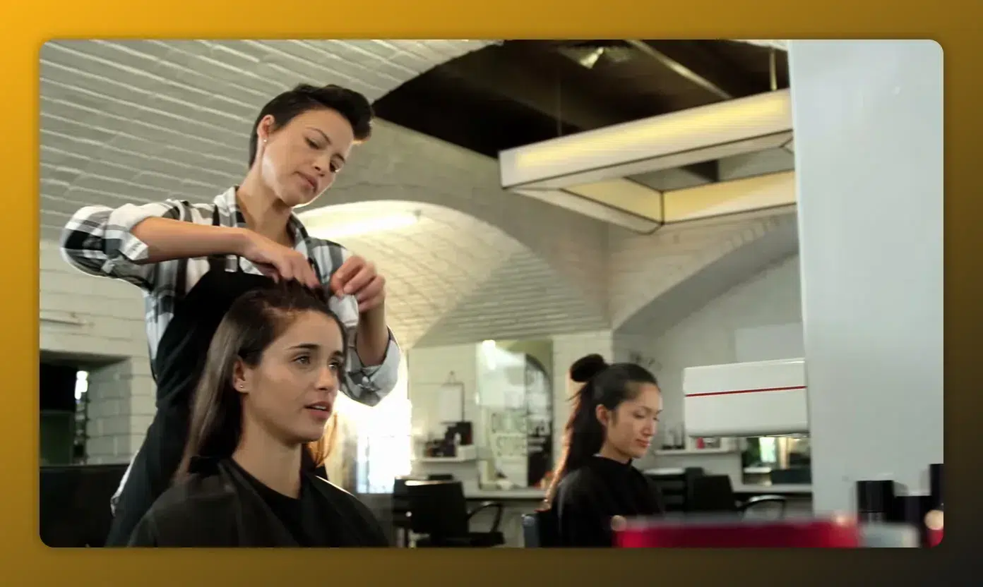 Hair Queens & Kings: Friseurin prüft die Haarlinie und Länge einer Kundin im Salon Friseurin prüft die Haarlinie und Länge einer Kundin im Salon