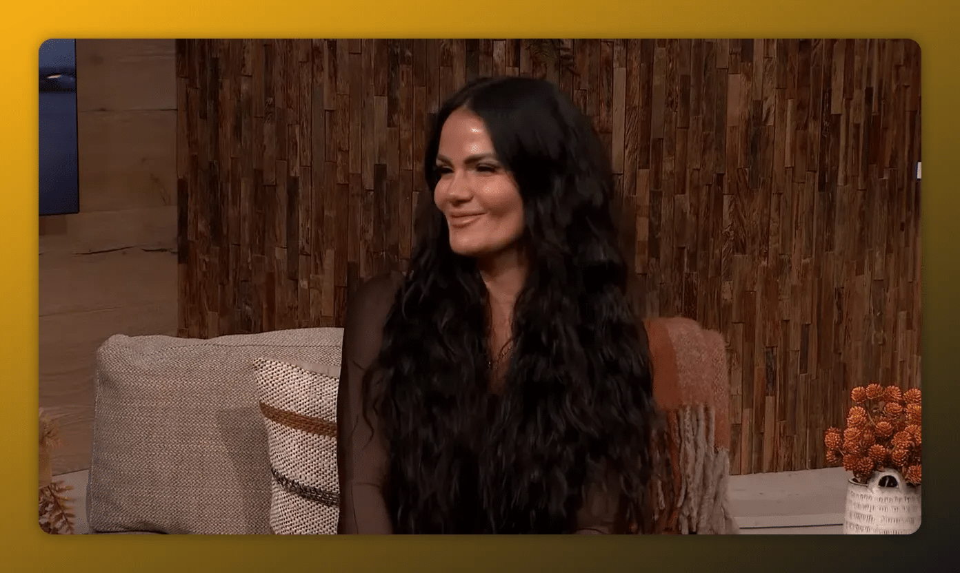 Seitenansicht langer, voluminöser gewellter Haare als Beispiel für Extensions-Volumen