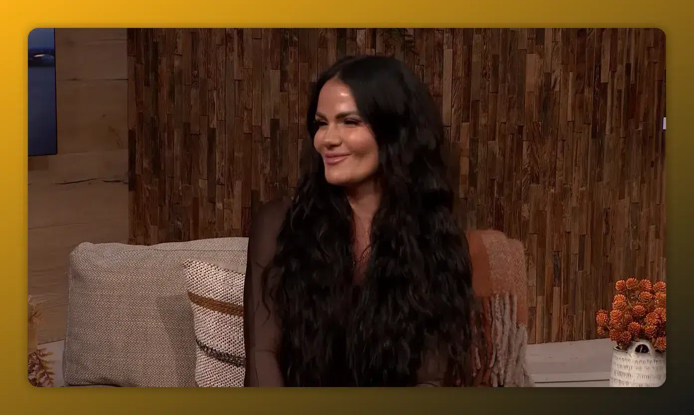 Seitenansicht langer, voluminöser gewellter Haare als Beispiel für Extensions-Volumen