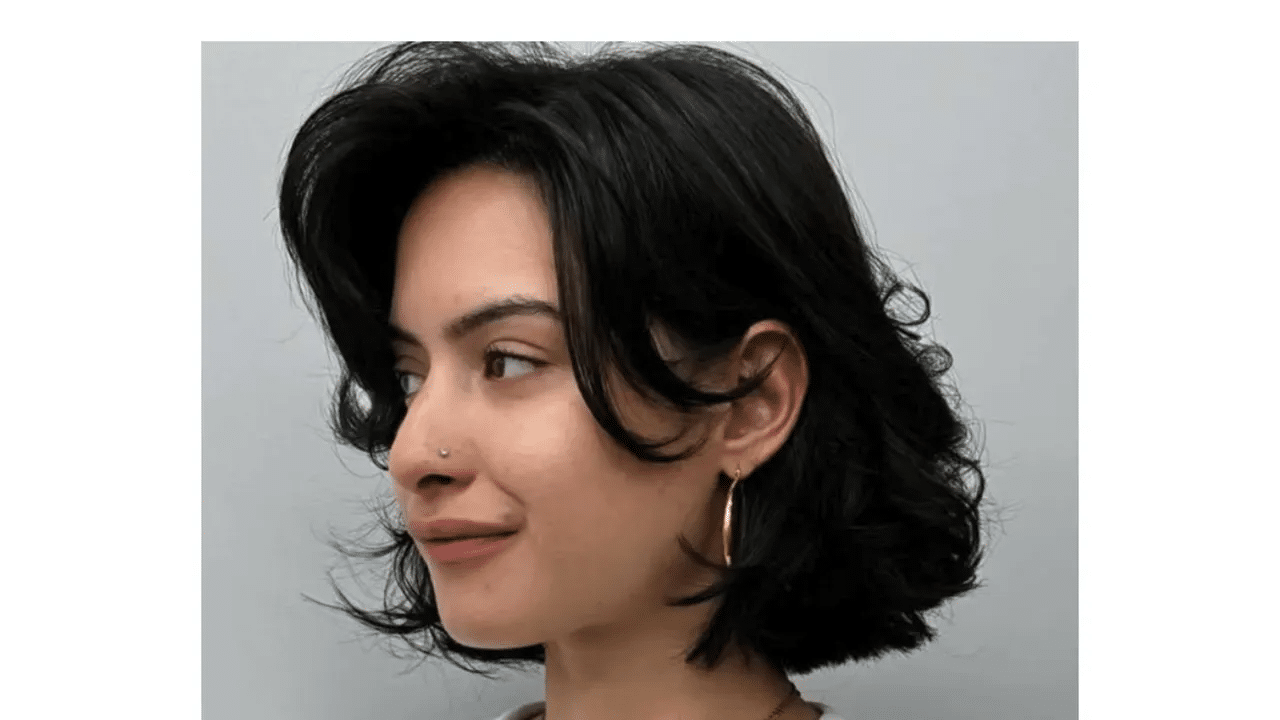 Kurzer gewellter Bob mit seitlich geteiltem Curtain-Fringe, Nahaufnahme