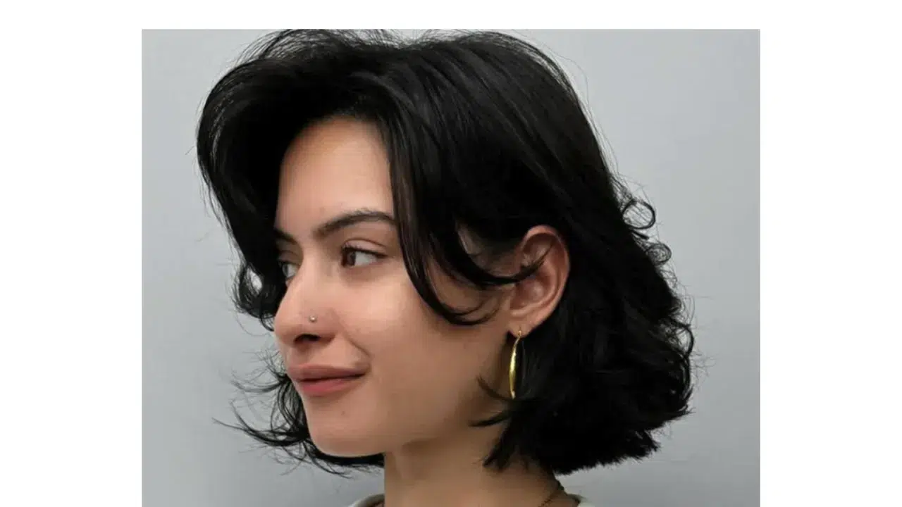 Hair Queens & Kings: Kurzer gewellter Bob mit seitlich geteiltem Curtain-Fringe, Nahaufnahme Kurzer gewellter Bob mit seitlich geteiltem Curtain-Fringe, Nahaufnahme